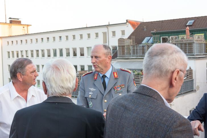 General Warnecke mit Gästen