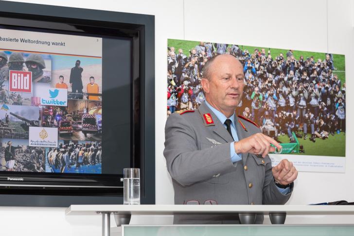 General Warnecke bei seinem Vortrag