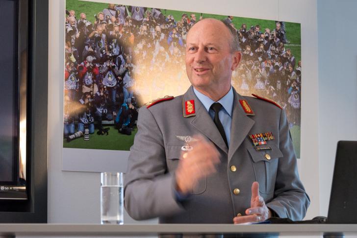 General Warnecke bei seinem Vortrag