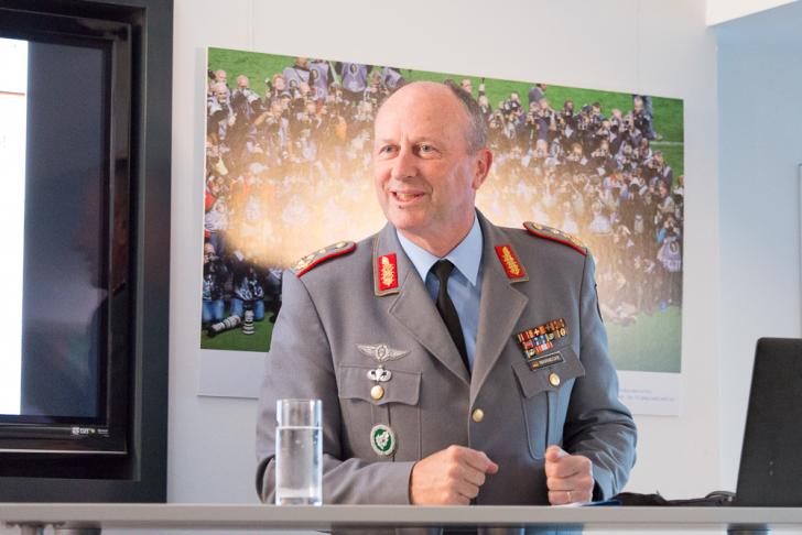 General Warnecke bei seinem Vortrag