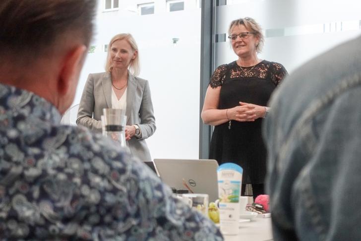 Die Gastgeberinnen: Dr. Henrike Niehoff (links) und Sabine Kästner