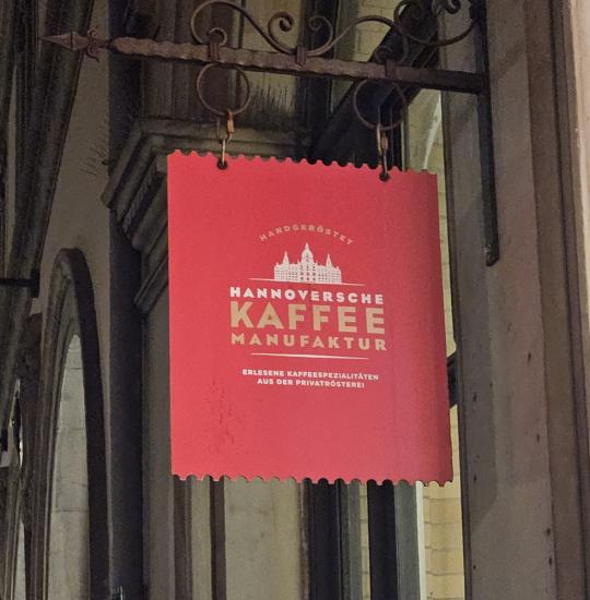 Nicht zu übersehen: die Hannoversche Kaffeemanufaktur in der Altstadt – Foto: Dr. Sabine Wilp