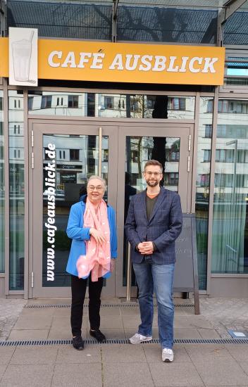 Dr. Sabine Wilp und Niklas Kleinwächter vor dem Café Ausblick