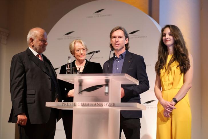 Jürgen Köster und Eske Nannen mit den Goldschmieden Alena Jakunina Uthe und Nico Starke