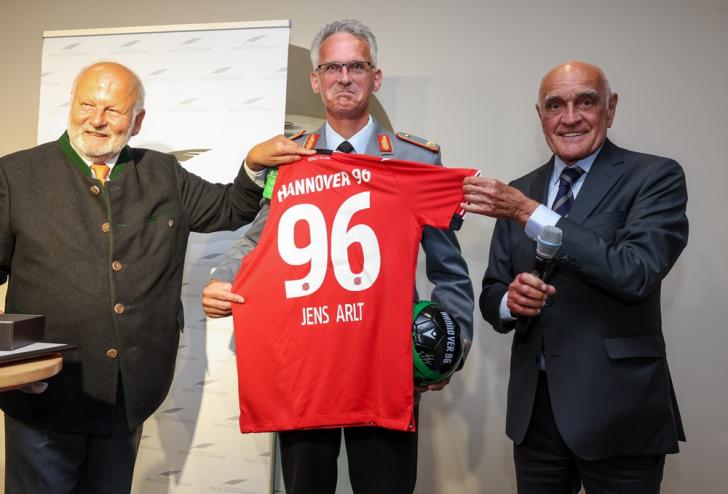 Martin Kind übergibt Jens Arlt ein Hannover 96-Trikot